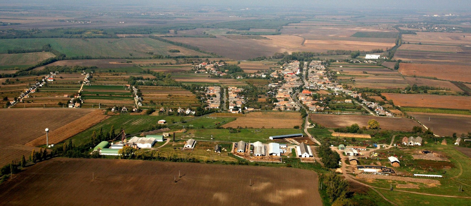 A falu a magasból a szőlőheggyel